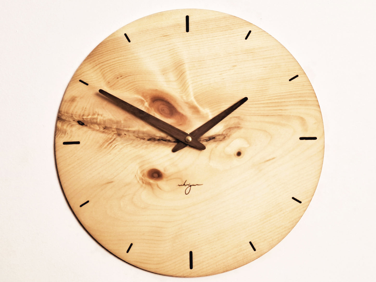 Wanduhr Zirbe Massivholz - ca. 25 - 30,6 cm