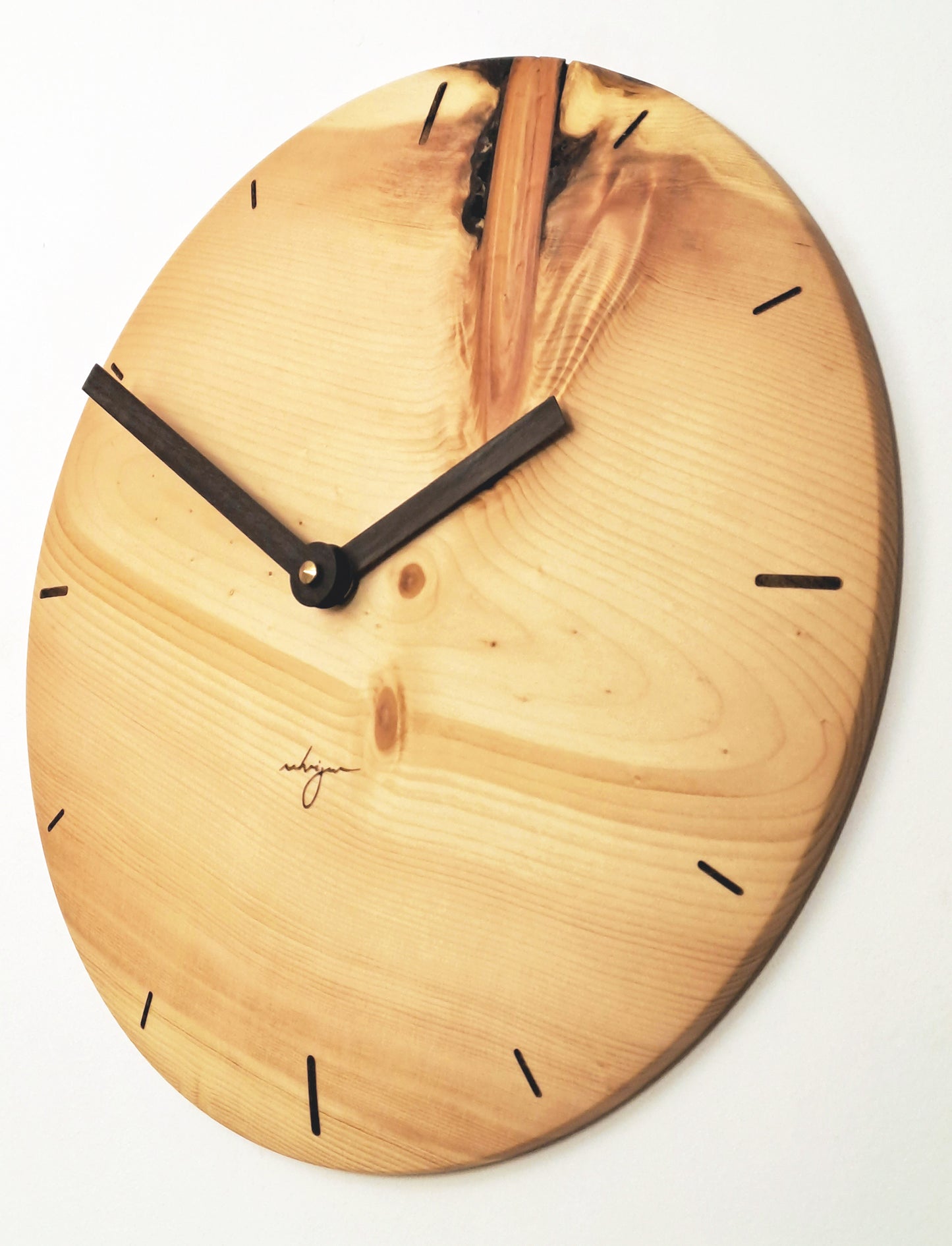 Wanduhr Zirbe Massivholz - ca. 25 - 30,6 cm