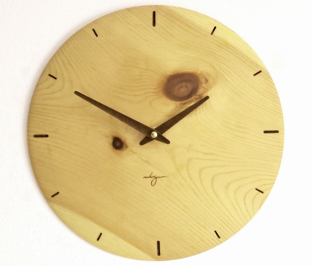 Wanduhr Zirbe Massivholz - ca. 25 - 30,6 cm
