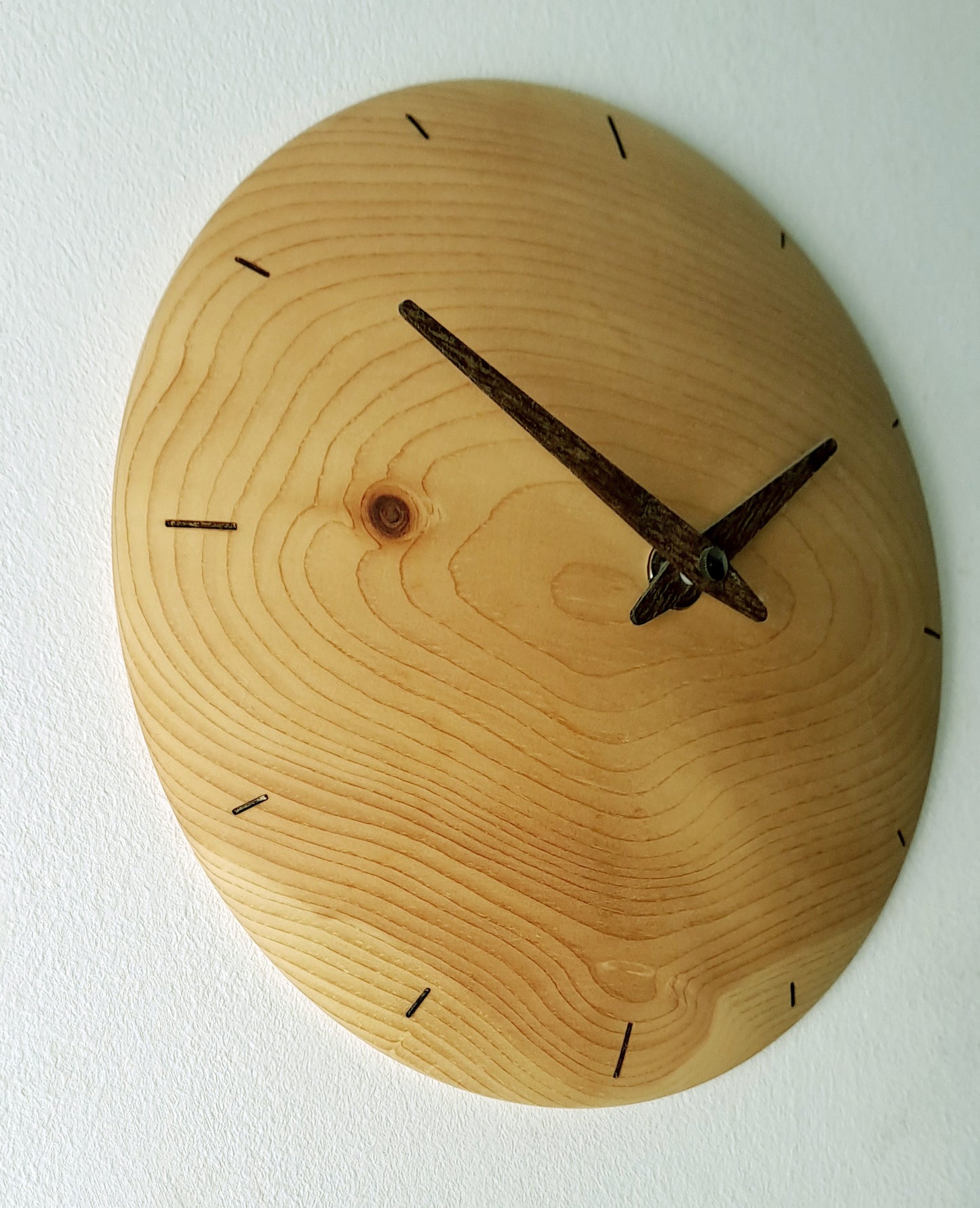 Wanduhr Zirbe Massivholz - ca. 20 - 25,5 cm