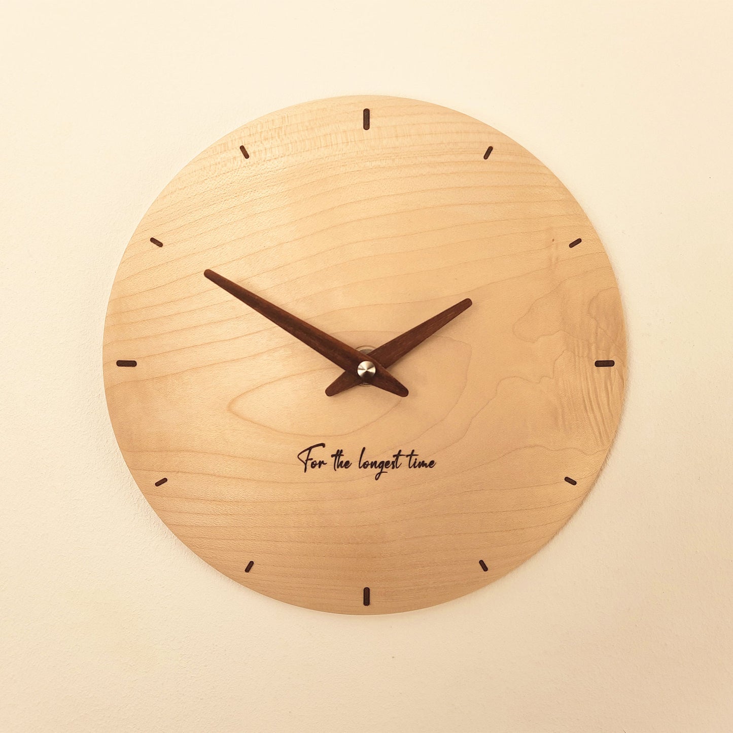 Holz Wanduhr mit Gravur For The Longest Time