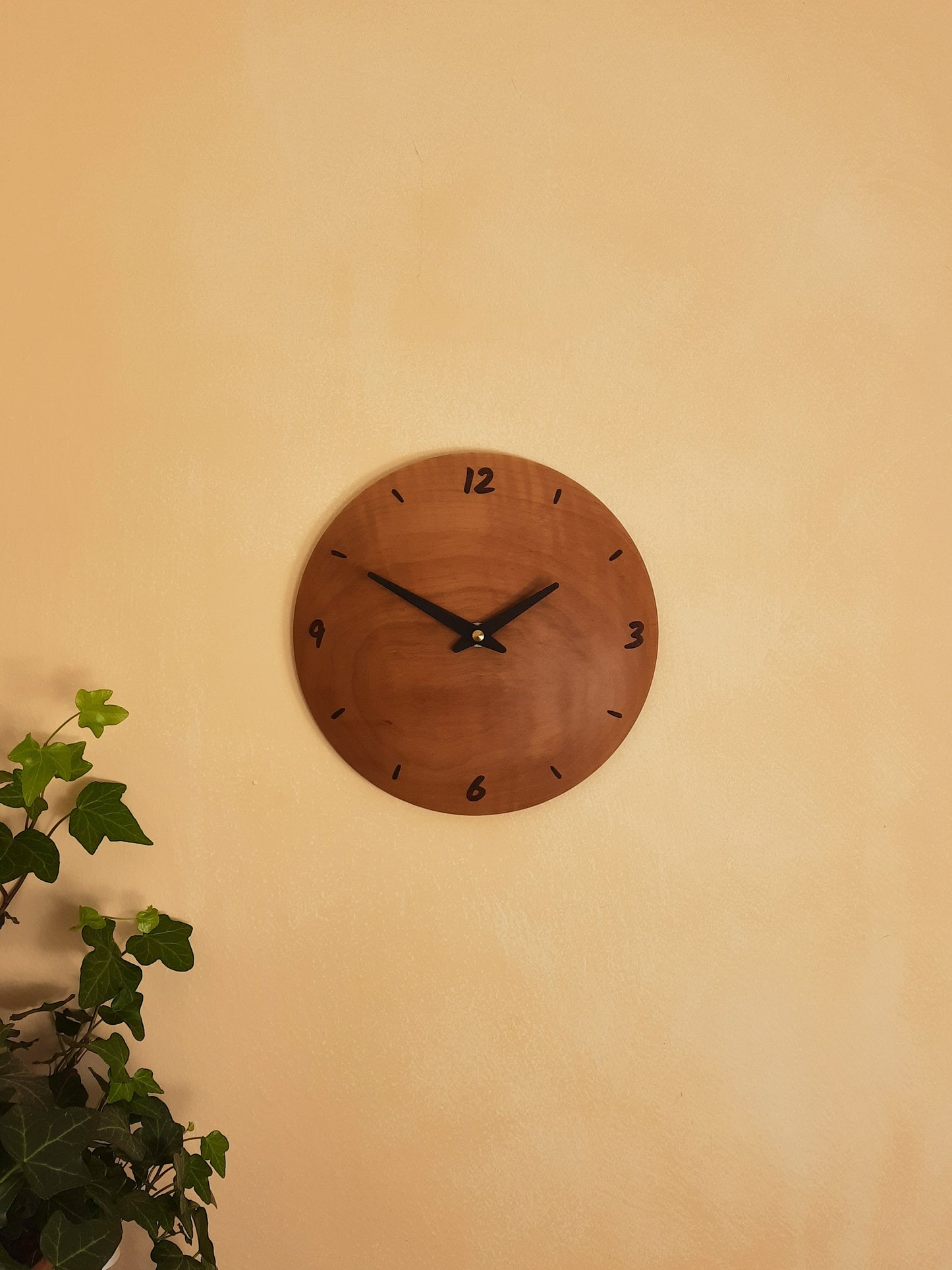 Wanduhr Birne Massivholz