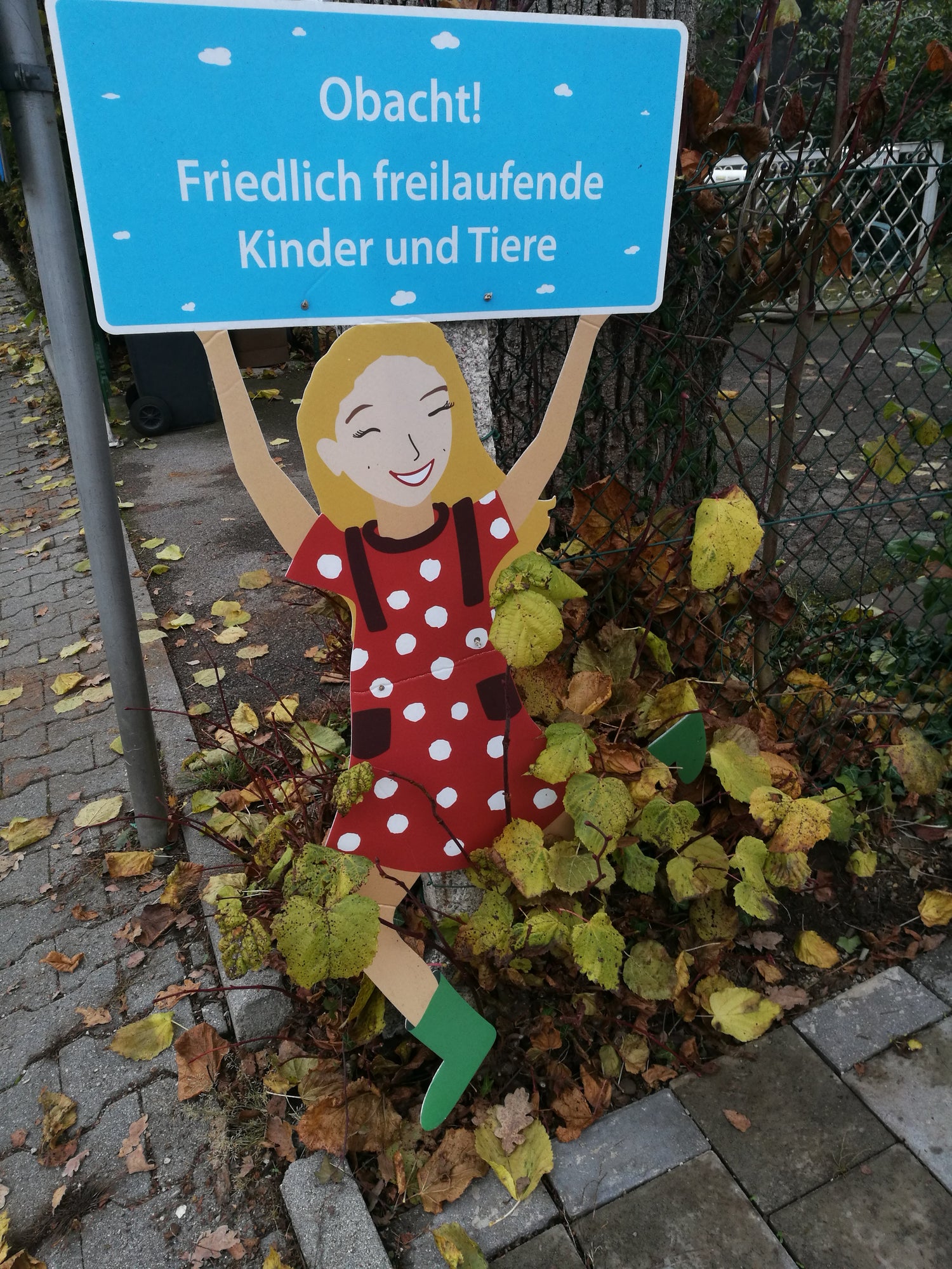 Mädchen Warnschild Straßenverkehr