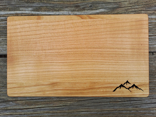 Schneidebrett mit Laserschnitt 'Berge', Kirschholz, geölt 26 x 15 x 1 cm