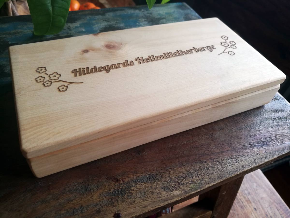 Tablettenbox 'Hildegards Heilmittelherberge' aus Zirbe