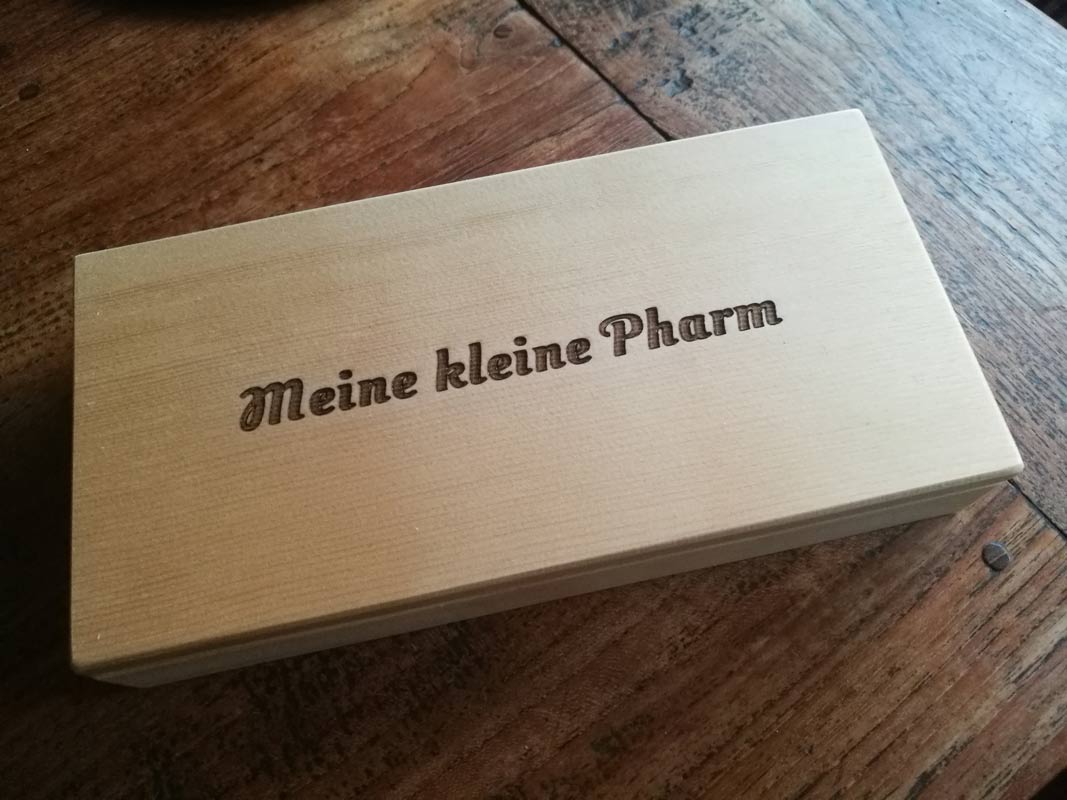 Tablettenbox 'Meine kleine Pharm' aus Zirbe