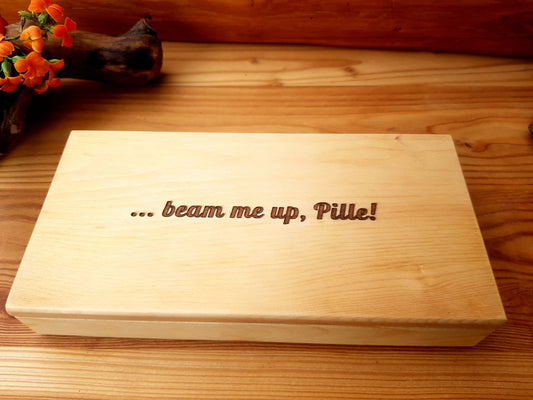 Tablettenbox '... beam me up, Pille!' aus Zirbe