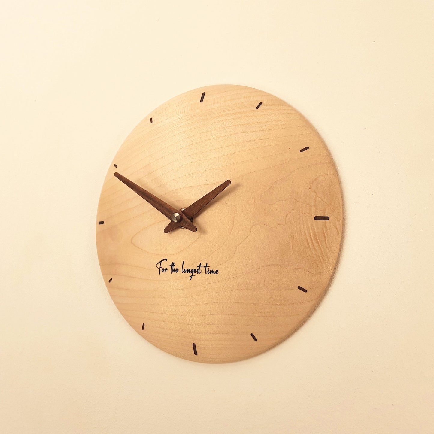 Holz Wanduhr mit Gravur For The Longest Time