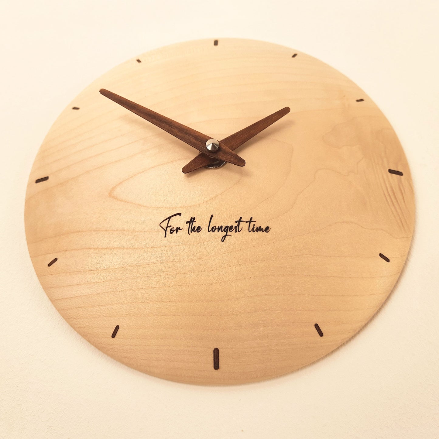 Holz Wanduhr mit Gravur For The Longest Time